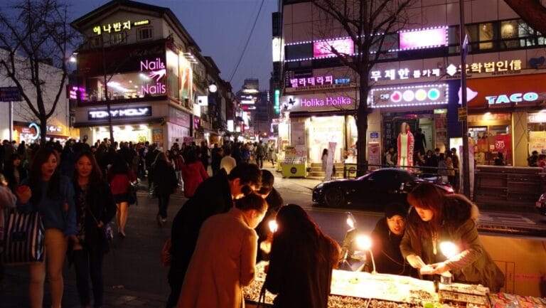 Why is Hongdae popular with tourists? A busy Hongdae street at night in Seoul