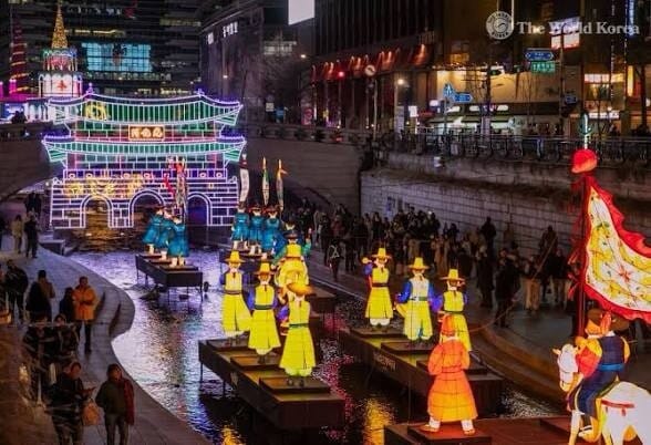 Seoul Lantern Festival displays along Cheonggyecheon stream at night