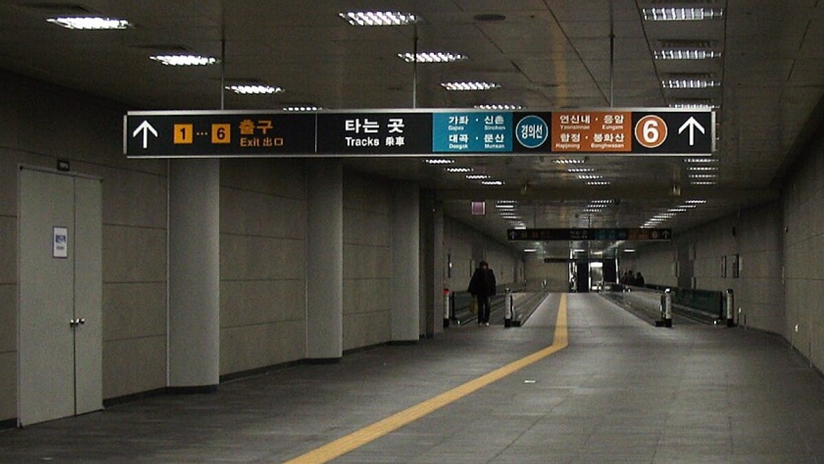 Transfer signs between subway lines at a Seoul station