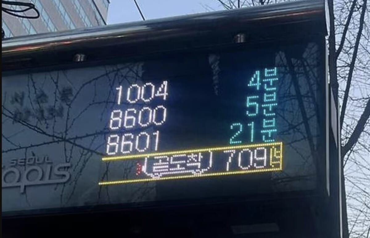 Close-up of a Seoul bus arrival display showing route numbers and wait times